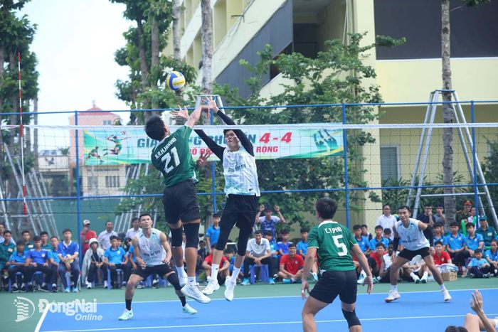 Cầu thủ đội thành phố Đồng Nai chắn bóng trước pha tấn công của đội Thành phố Hồ Chí Minh. Ảnh: Huy Anh