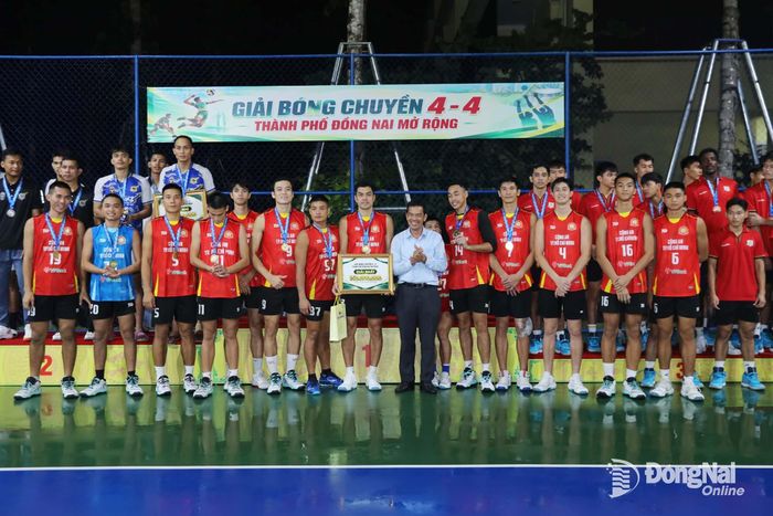Ủy viên Ban Thường vụ Thành ủy, Chủ nhiệm Ủy ban Kiểm tra Thành ủy Trần Trung Nhân trao giải nhất cho đội Công an Thành phố Hồ Chí Minh. Ảnh: Huy Anh