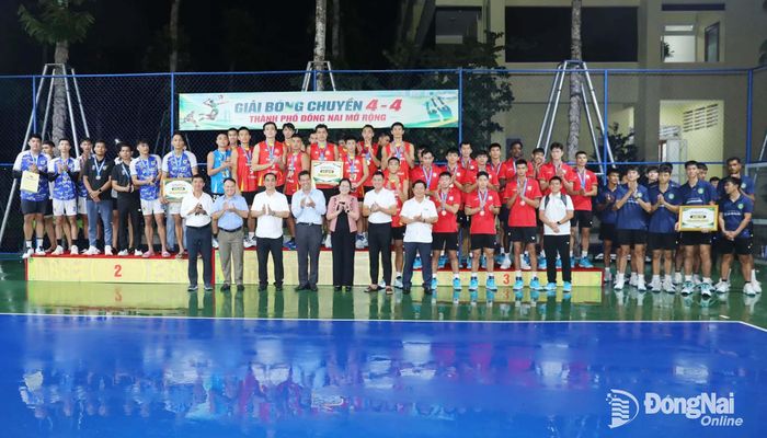 Các đại biểu, Ban tổ chức cùng các đội tham dự giải. Ảnh: Huy Anh