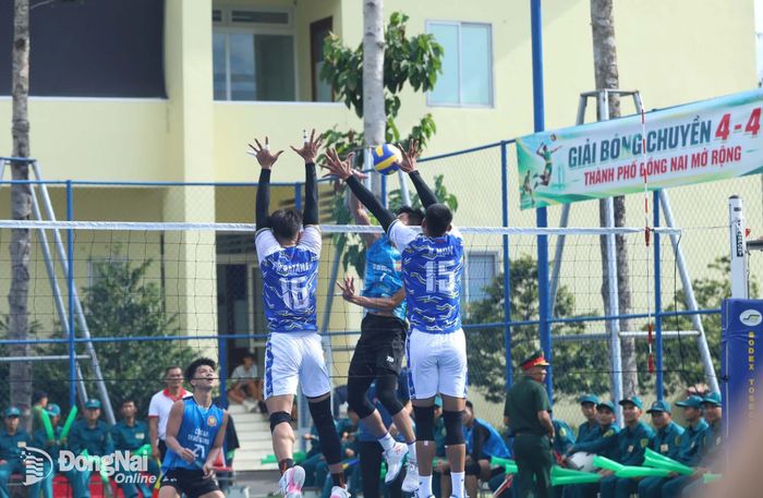 Hai đội Visakha Campuchia và Công an Thành phố Hồ Chí Minh trong trận chung kết tranh ngôi vô địch. Trong ảnh: Một pha tấn công của đội Công an Thành phố Hồ Chí Minh. Ảnh: Huy Anh