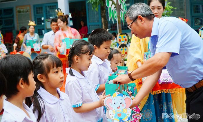 Đồng chí Nguyễn Duy Phúc Huy, Phó Giám đốc Báo và phát thanh, truyền hình Đồng Tháp trao quà trung thu cho học sinh có hoàn cảnh khó khăn tại Trường Tiểu học Thiên Hộ Dương - điểm trường Lê Quý Đôn.