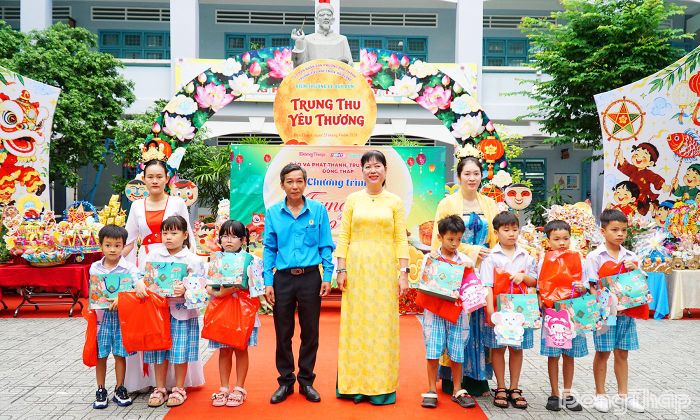 Học sinh có hoàn cảnh khó khăn tại Trường Tiểu học Thiên Hộ Dương - điểm trường Lê Quý Đôn nhận quà trung thu.