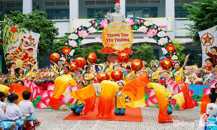 Các em học sinh biểu diễn văn nghệ tại chương trình.