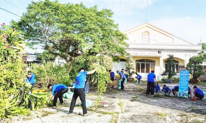 Đoàn viên, thanh niên ra quân thực hiện các hoạt động vệ sinh môi trường.