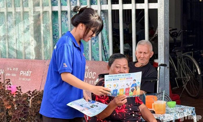 Đoàn viên phát tờ rơi tuyên truyền người dân cùng chung tay bảo vệ môi trường, giữ gìn cảnh quan xanh - sạch - đẹp.