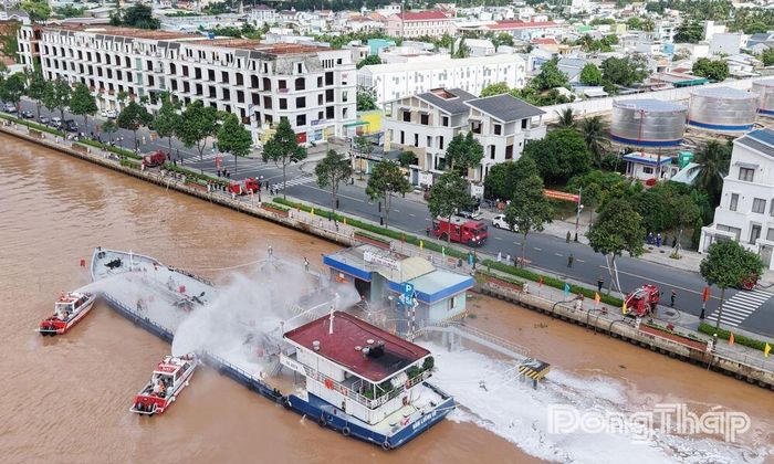 Tình huống giả định: Cháy tàu chở xăng, dầu đang neo đậu tại cầu tàu và diễn tập chữa cháy.