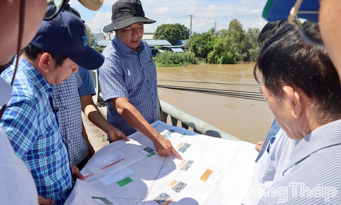 Đoàn khảo sát thực tế tại một số điểm thuộc Dự án Nạo vét kinh Tân Thành - Lò Gạch. 