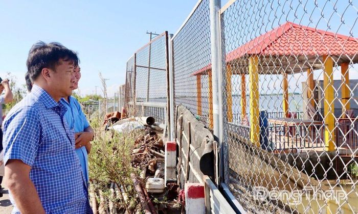 Phó Chủ tịch UBND tỉnh Nguyễn Phước Thiện khảo sát tại cống Bảy Ngỏi.