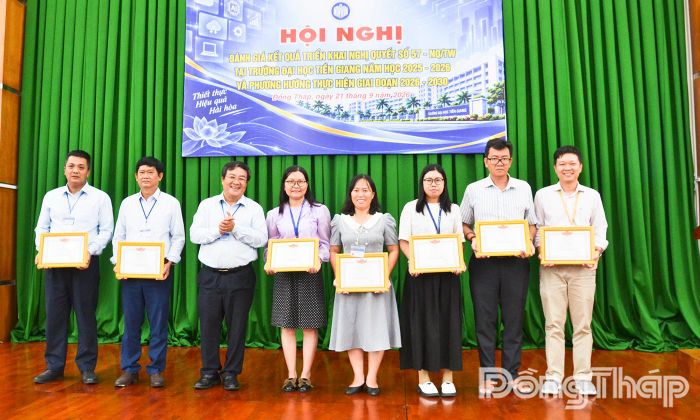 Phó Giáo sư, Tiến sĩ Lê Minh Tùng, Quyền Hiệu trưởng Trường Đại học Tiền Giang, khen thưởng các tập thể, cá nhân có thành tích tiêu biểu, xuất sắc trong triển khai thực hiện Nghị quyết số 57-NQ/TW.