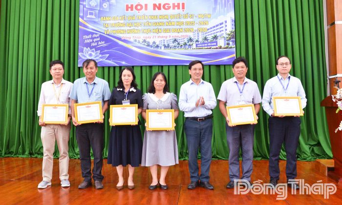 Tiến sĩ Nguyễn Hoàng Vũ, Bí thư Đảng ủy nhà trường khen thưởng các tập thể, cá nhân có thành tích tiêu biểu, xuất sắc trong triển khai thực hiện Nghị quyết số 57-NQ/TW.
