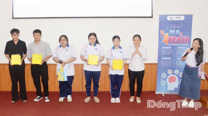 Các sinh viên nhận quà khi tham gia trả lời các câu hỏi về kiến thức chăm sóc sức khỏe.