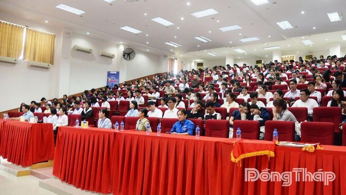 Hơn 300 sinh viên khóa 26 tham dự chương trình được các bác sĩ tư vấn các kiến thức về chăm sóc sức khỏe tâm thần và sức khỏe sinh sản.