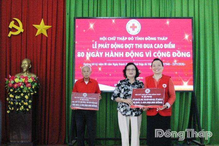 Các đơn vị trao Bảng tượng trưng công trình, phần việc hưởng ứng “80 ngày hành động vì cộng đồng”.