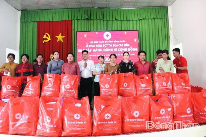 Các hộ nghèo, cận nghèo và hộ có hoàn cảnh khó khăn nhận hỗ trợ tại Lễ phát động.
