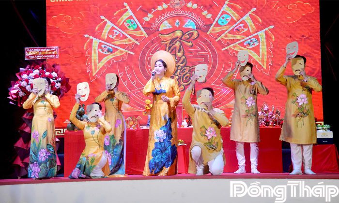 Liên khúc "Tằm vương tơ" do nghệ sĩ Huỳnh Mơ biểu diễn. 