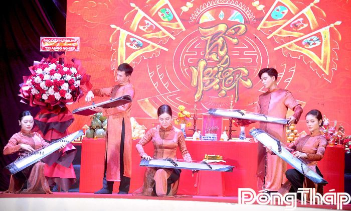 Tiết mục hát múa "Người kể chuyện với cung đàn".