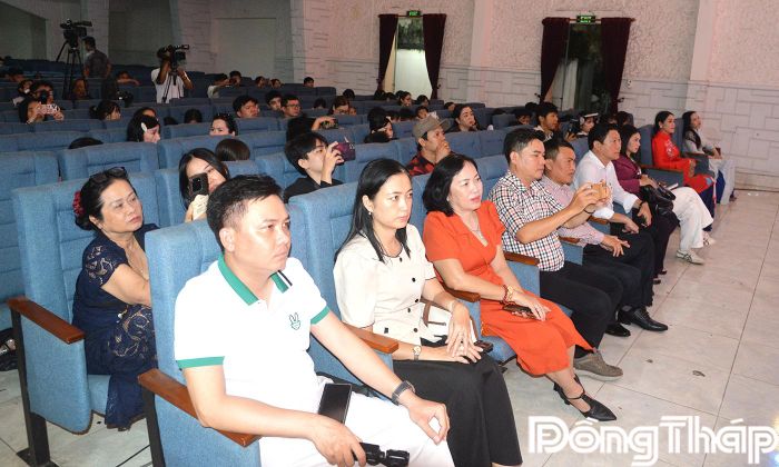 Chương trình thu hút đông đảo khán giả mộ điệu đến xem và thưởng thức.