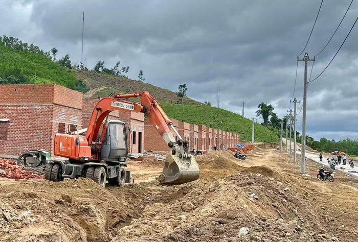 Đơn vị thi công đang đẩy nhanh tiến độ dự án tái định cư làng Tbưng (xã Đăk Song), sớm đưa người dân vùng thiên tai đến nơi ở an toàn. Ảnh: H.D