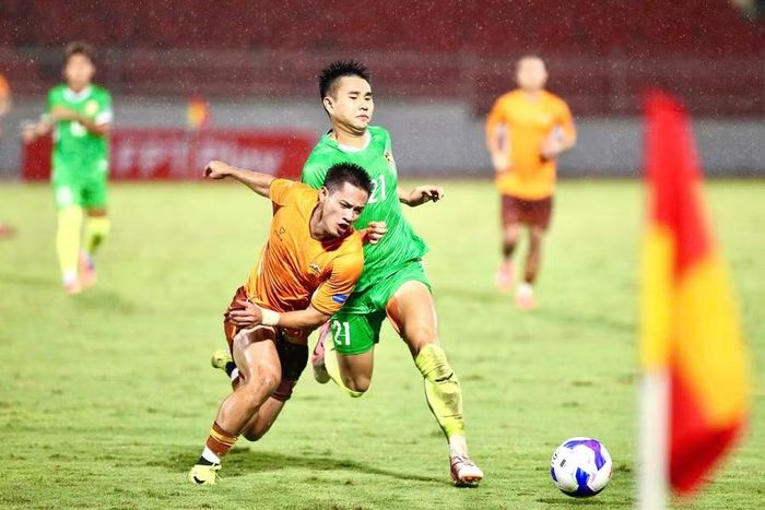 Các cầu thủ HAGL nỗ lực tìm kiếm bàn thắng trước đội bóng của HLV Bùi Đoàn Quang Huy. Ảnh: Nguyễn Dũng 