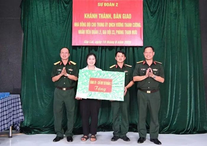 Lãnh đạo Sư đoàn 2 tặng quà cho gia đình Trung úy Vương Thanh Cương. Ảnh: ĐVCC