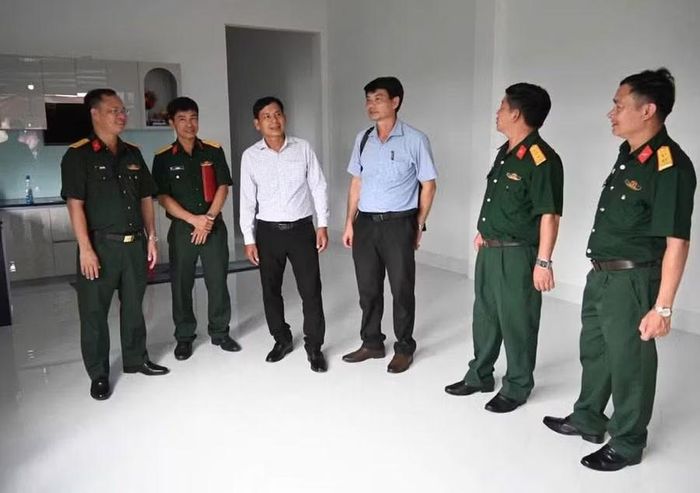 Sư đoàn 2 bàn giao “Nhà đồng đội” cho gia đình Trung úy QNCN Vương Thanh Cương. Ảnh: ĐVCC