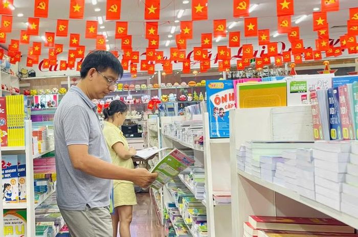  Phụ huynh tìm mua bổ sung SGK cho con tại Nhà sách Vạn Trí (phường Quy Nhơn). Ảnh: H.Đ 