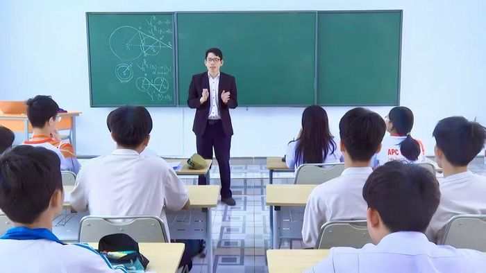  Thầy Đàm Văn Ngọc - Hiệu trưởng Trường APC Gia Lai trực tiếp hướng dẫn học sinh rèn tư duy, phương pháp học tập trong lớp bồi dưỡng Toán. Ảnh: Minh Chí 