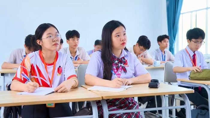  Nguyễn Lam Ngọc (hàng đầu, bìa phải) trong giờ học tại lớp bồi dưỡng Toán. Ảnh: Minh Chí 