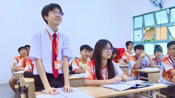  Trần Hữu Nguyên phát biểu trong giờ học Toán. Ảnh: Minh Chí 