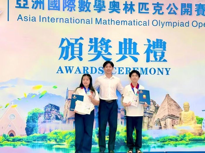  Trần Hữu Nguyên đoạt huy chương vàng, Nguyễn Lam Ngọc đoạt huy chương bạc tại vòng chung kết quốc tế Đấu trường Toán học châu Á (AIMO) năm 2026. Ảnh: ĐVCC 