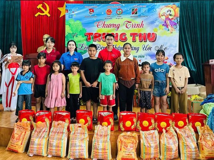  Tặng quà cho các em thiếu nhi xã Ia Krái. Ảnh: Lạc Hà 
