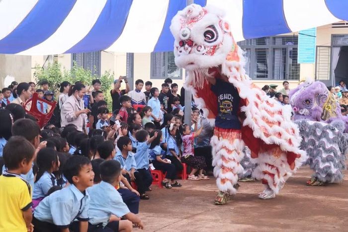  Màn múa lân rộn ràng góp thêm sắc màu và không khí vui tươi cho đêm hội Trung thu. Ảnh: Lạc Hà 