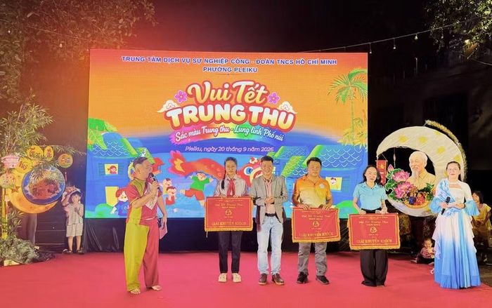  Ban Tổ chức trao giải cho các mô hình lồng đèn xuất sắc. Ảnh: M.C 