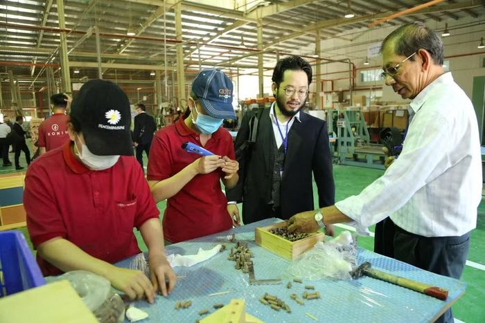 Nhà đầu tư Nhật Bản khảo sát hoạt động sản xuất, kinh doanh tại 1 doanh nghiệp ở Khu kinh tế Nhơn Hội (phường Quy Nhơn Đông). Ảnh: T.S
