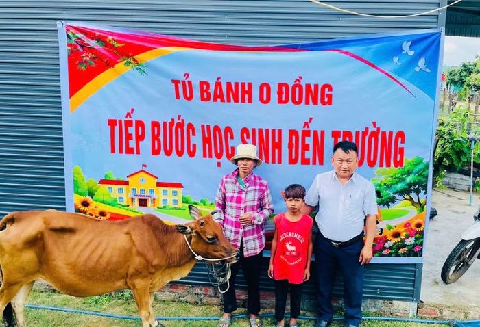 Thầy Vũ Văn Tùng (bên phải) trao sinh kế cho học sinh Đinh Xâm (lớp 5.1, Trường Tiểu học và THCS Đinh Núp). Ảnh: NVCC