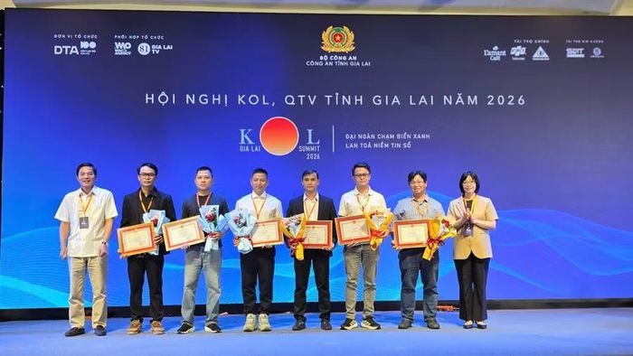 Các tập thể, cá nhân có thành tích xuất sắc trong triển khai thực hiện mô hình “Kiến tạo không gian số Gia Lai” nhận giấy khen của Giám đốc Công an tỉnh. Ảnh: P.D