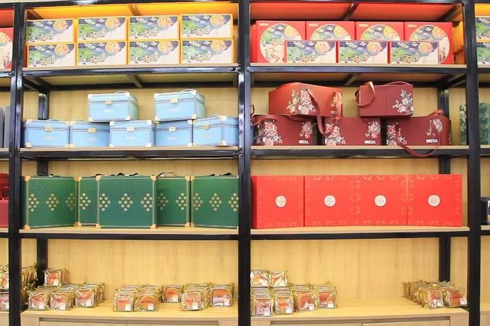  Nhiều mẫu hộp bánh Trung thu được đầu tư về hình thức, đáp ứng nhu cầu biếu tặng ngày càng đa dạng. Ảnh: Hoàng Hoài 