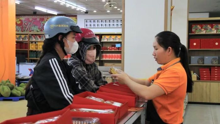  Người tiêu dùng lựa chọn bánh Trung thu với nhiều mẫu mã, hương vị và mức giá. Ảnh: Hoàng Hoài 