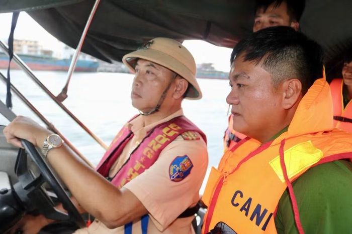 Cán bộ Đội Cảnh sát đường thuỷ hướng dẫn các học viên cách điều khiển, xử lý tình huống đối với xuồng máy. Ảnh: N.L