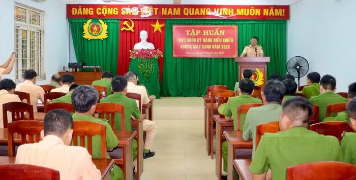 Quang cảnh lớp tập huấn thực hành kỹ năng điều khiển xuồng máy cho CAND năm 2026. Ảnh: N.L