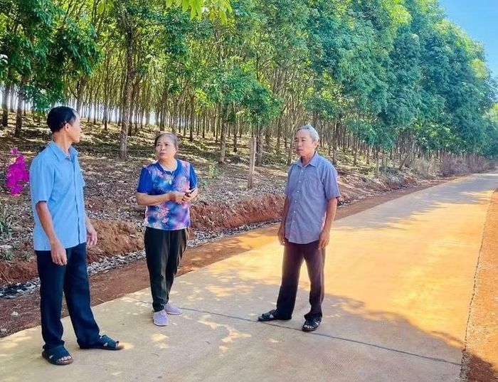  Nhiều tuyến đường tại xã Ia Tôr được bê tông sạch sẽ nhờ có sự đóng góp của người dân. Ảnh: H.T 