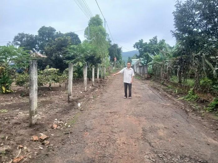  Người dân thôn Đại An (xã Ia Khươl) tích cực hiến đất để mở rộng các tuyến đường giao thông nông thôn. Ảnh: H.T 