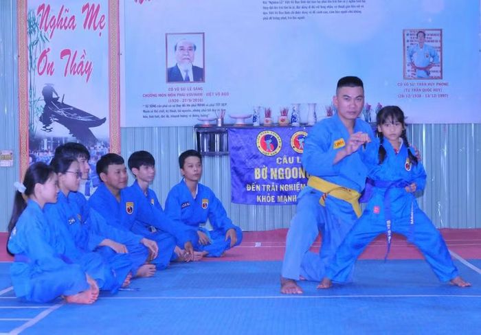 Huấn luyện viên Trương Quốc Tịnh hướng dẫn các võ sinh tập luyện. Ảnh: R.H