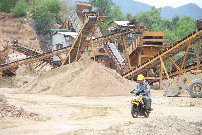 Dây chuyền sản xuất cát nhân tạo của Công ty TNHH Khai thác và Chế biến khoáng sản Mỹ Thịnh. Ảnh: T.L