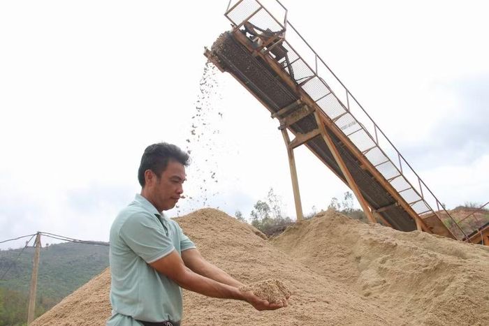 Nhờ quy trình rửa khép kín, cát nhân tạo đạt độ sạch cao, không lẫn bùn đất và tạp chất hữu cơ, chất lượng không thua kém cát tự nhiên. Ảnh: T.L
