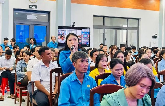  Chị Phan Hoài Linh - người lao động Công ty TNHH Deita Galil Việt Nam (thuộc Công đoàn xã Phù Cát) nêu kiến nghị tại diễn đàn. Ảnh: Hoàng Vũ 
