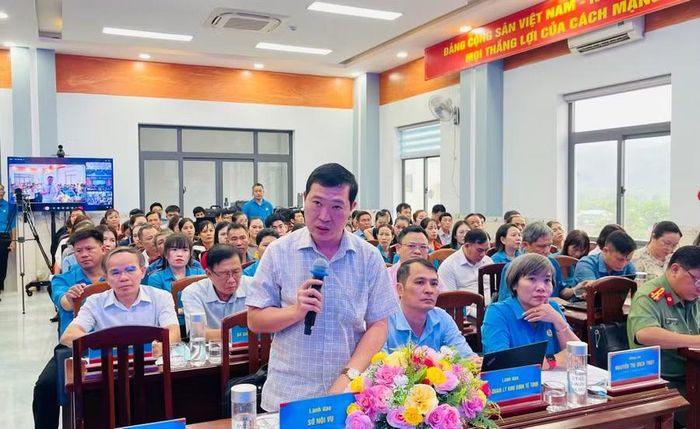  Đại diện lãnh đạo Sở Nội vụ trả lời kiến nghị của người lao động. Ảnh: Hoàng Vũ 