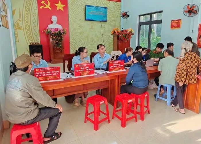 Cán bộ Trung tâm Phục vụ hành chính công phường Hoài Nhơn hỗ trợ người dân tại tổ dân phố An Phú. Ảnh: ĐVCC