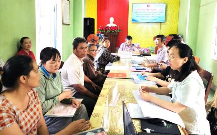 Phòng Kinh tế, Hạ tầng và Đô thị, Trung tâm Phục vụ hành chính công phường Hoài Nhơn Tây, Văn phòng Đăng ký đất đai Hoài Nhơn hướng dẫn thủ tục hành chính, đất đai cho người dân tổ dân phố Lương Thọ. Ảnh: ĐVCC