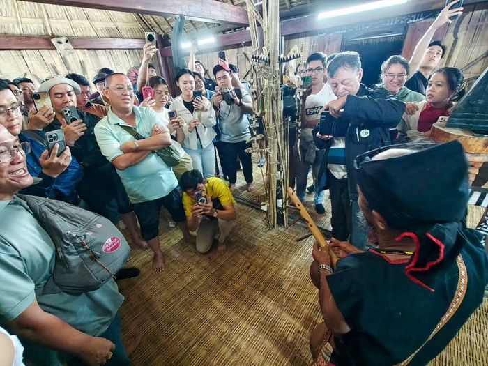  Nghe già làng kể chuyện. Ảnh: Y Nâu 